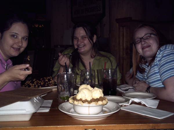 AutumnMorganandTeaandApplepieouttodinnernovember2005 (32k image)